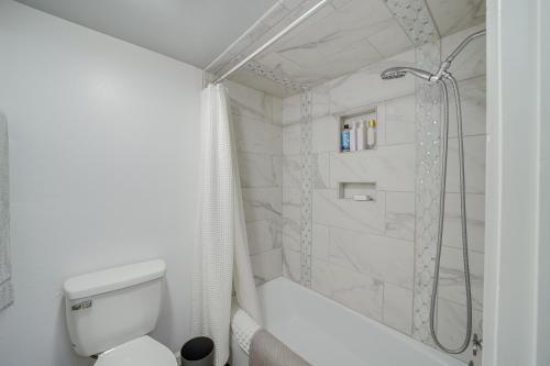 塔尔萨Downtown Tulsa Apartment - Near BOK Center!的带淋浴和卫生间的白色浴室