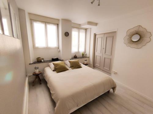 HirsonSublime appartement hyper centre Hirson的白色的卧室设有一张大床和一个窗户
