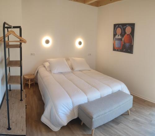 SigolsheimAlsace Chalet & Spa Meyer-Krumb的卧室配有一张白色大床和梯子