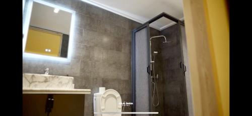萨伊迪耶Hotel Atlal的带淋浴、盥洗盆和卫生间的浴室