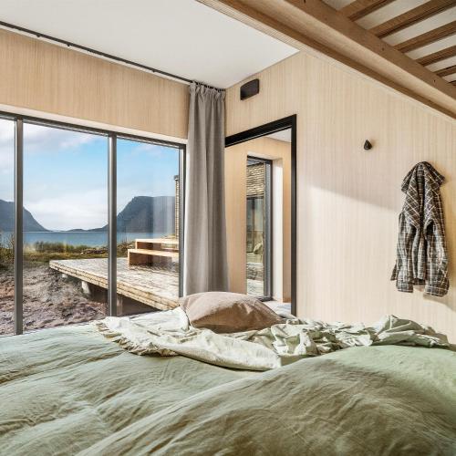 KleppstadNEW! Luxury Cabin in beautiful Lofoten的一间卧室设有一张大床和一个大窗户