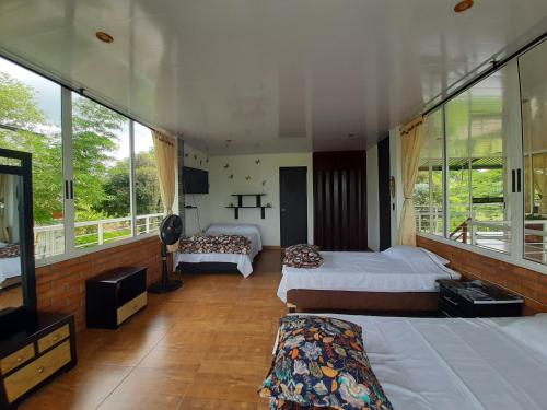 圣何塞德尔瓜维亚雷Alojamiento Rural Entre El llano y la selva的一间卧室配有两张床和一台平面电视