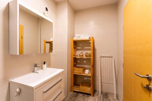 别洛瓦尔Studio apartman the little Prince的一间带水槽和镜子的浴室