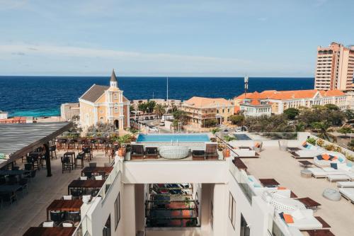 威廉斯塔德Elements Hotel & Shops Curaçao的从度假村的阳台上可欣赏到海景
