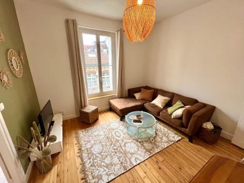 贡比涅Appartement entier en plein coeur du centre ville的客厅配有沙发和桌子
