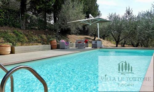 锡耶纳Villa Le Tortore privata lusso piscina relax Siena的一个带椅子和遮阳伞的游泳池