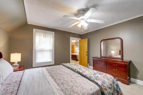 奥本Maine Vacation Rental about 1 Mi to Auburn Riverwalk!的一间卧室配有一张床、镜子和吊扇