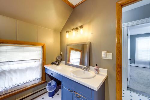 奥本Maine Vacation Rental about 1 Mi to Auburn Riverwalk!的一间带水槽和镜子的浴室