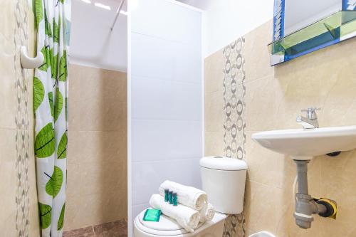 里奥阿查Hotel Casa Guajira Real的一间带卫生间和水槽的浴室
