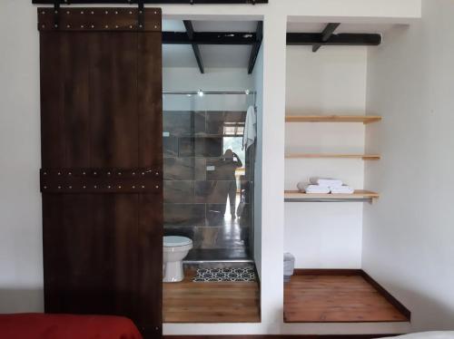 萨兰托Alojamiento Rural San Francisco的一间带卫生间和玻璃门的浴室