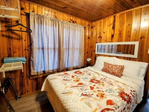 温泉城#07 - Lakeview One Bedroom Cottage-Pet Friendly的小木屋内一间卧室,配有一张床