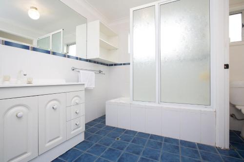 塔姆沃思Hillvue Lodge的带淋浴和卫生间的白色浴室