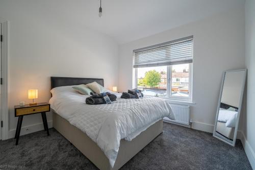 Modern 5 bed home in Ealing, free driveway parking, sleeps 8客房内的一张或多张床位