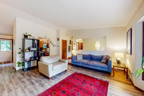 安克雷奇Raspberry Retreat的客厅配有蓝色的沙发和红色地毯。