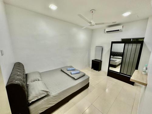 关丹Shaleishah Homestey的白色的客房配有床和镜子