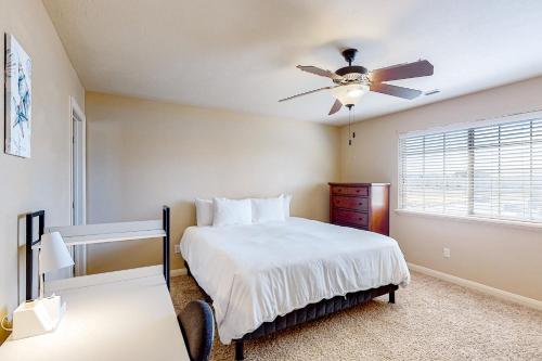 雪松城Cedar Park Oasis的一间卧室配有一张床和吊扇