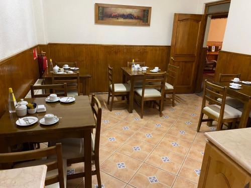 蓬塔阿雷纳斯CHALET CHAPITAL Punta Arenas的用餐室配有木桌和椅子