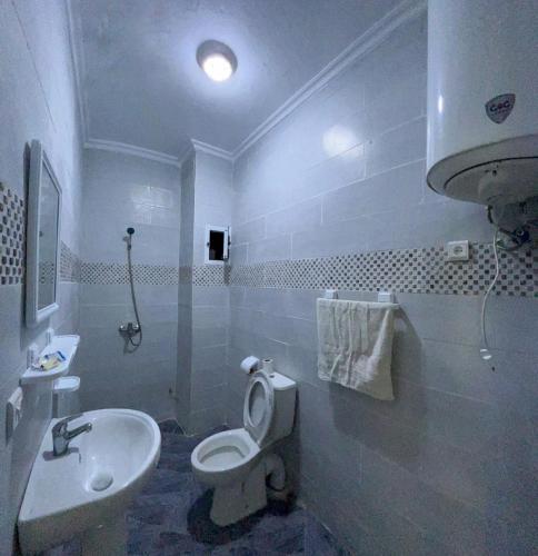 舍夫沙万Casa chaara的浴室配有白色卫生间和盥洗盆。