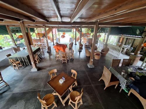 KampungdurianPalanta Roemah Kajoe Syariah Villa的享有带桌椅的餐厅的顶部景致