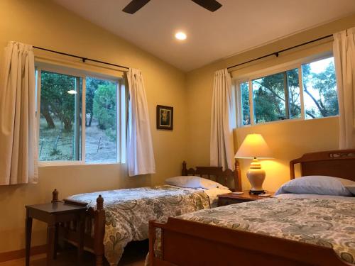 马里波萨Morning Star Vista near Yosemite - countryside with mountain views的一间卧室设有两张床和两个窗户。