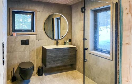 BotnNice Home In Edland With Wifi的一间带水槽和镜子的浴室