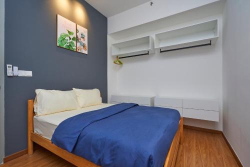 乔治市Beacon2BR #InfinityPool #Georgetown #FamilyHoliday的一间卧室配有一张蓝色墙壁的床
