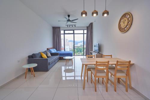 乔治市Beacon2BR #InfinityPool #Georgetown #FamilyHoliday的客厅配有桌子和蓝色沙发