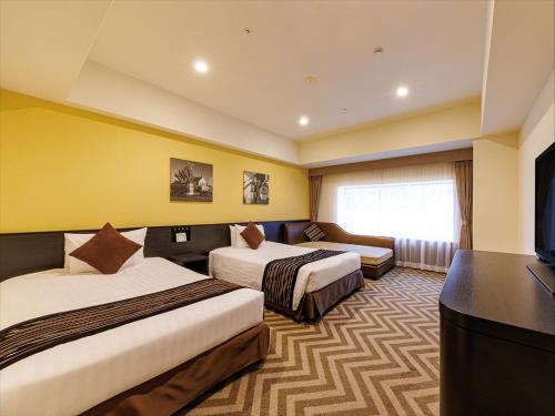 大阪日本环球影城园前酒店的酒店客房设有两张床和一台平面电视。