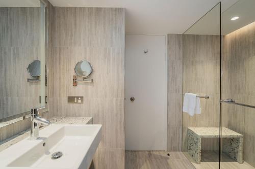 艾尔斯岩沙漠扬帆酒店的一间带水槽和淋浴的浴室