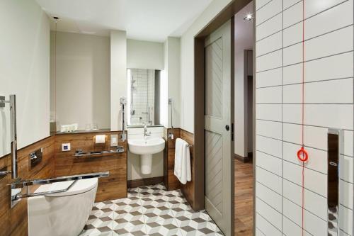 伦敦本地伦敦桥酒店的一间带卫生间和水槽的浴室
