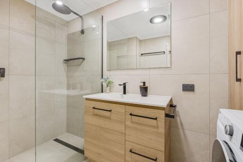 黄金海岸Skyline Apartments Unit 5的一间带水槽和淋浴的浴室