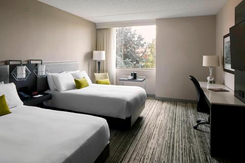 希布伦Marriott Cincinnati Airport的酒店客房设有两张床和窗户。