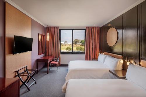 恩多拉娜多拉万豪普若提酒店的酒店客房设有两张床和窗户。