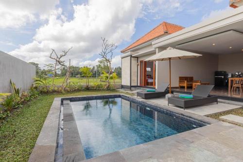 乌布New Private Pool Villa - Villa Dhea Ubud的一座房子后院的游泳池