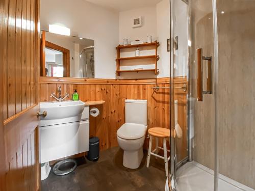 林利斯戈花园乡村别墅的浴室配有卫生间、盥洗盆和淋浴。