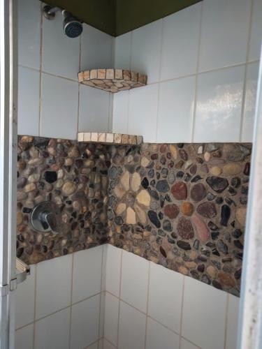 科潘玛雅遗址阶梯住宿加早餐旅馆的墙上设有岩石淋浴的浴室