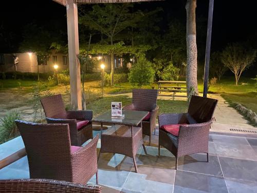 BharatpurNana Jungle Resort的晚上在庭院里摆放着桌椅
