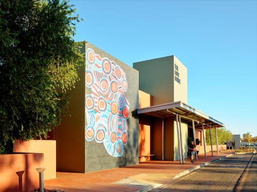 艾尔斯岩迷失骆驼酒店的一面有彩色壁画的建筑