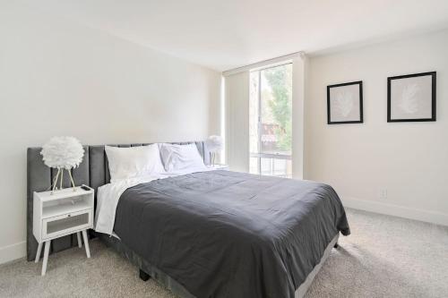洛杉矶New Luxury Apartment WeHo Boys Town的白色的卧室设有床和窗户