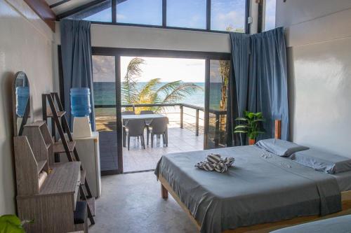 TigbaoSurigao Dream Beach Resort的一间卧室配有一张床,享有海景