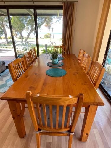 美洲河Pav's Place的木制餐桌,椅子和植物