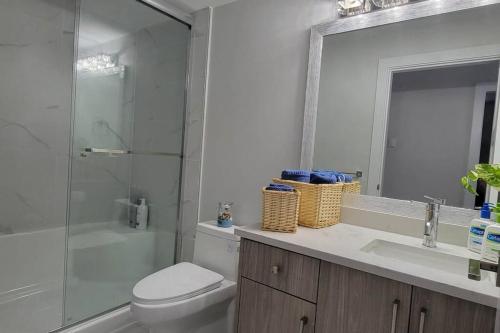 温哥华Lucy's Place - Two Bedroom Suite的浴室配有卫生间、淋浴和盥洗盆。