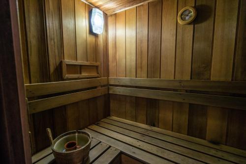 黄金海岸Horizons Holiday Apartments - OFFICIAL的一个小木屋,里面装有桶