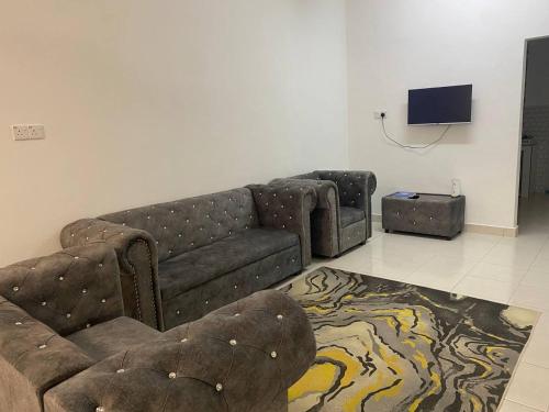 马六甲Anak Air Homestay, Serkam Islam Guest Only的带沙发和电视的客厅