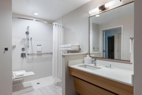 彭萨科拉海滩Fairfield by Marriott Inn & Suites Pensacola Beach的带淋浴和盥洗盆的白色浴室