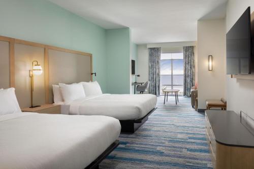 彭萨科拉海滩Fairfield by Marriott Inn & Suites Pensacola Beach的酒店客房设有两张床和电视。