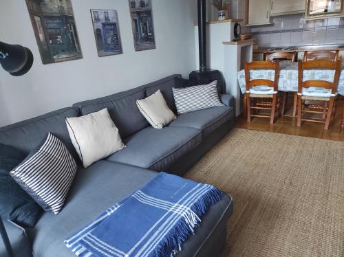 仕格莱Dúplex en Parque Europa的一间带蓝色沙发的客厅和一间厨房