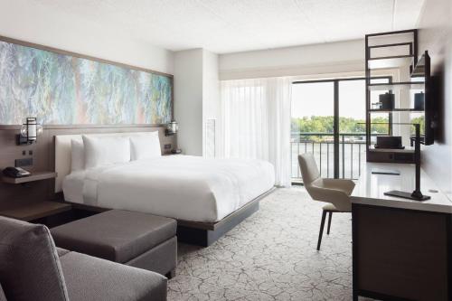 萨凡纳Marriott Savannah Riverfront的酒店客房设有一张床和一个大窗户