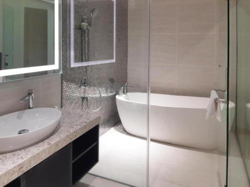 吉隆坡Star KLCC By B&B的带浴缸、水槽和淋浴的浴室