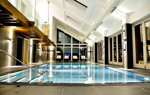 格里姆斯顿Congham Hall Hotel & Spa的大楼内的大型游泳池
